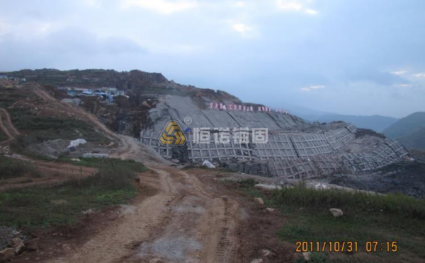 滑坡治理新方案,自进式中空锚杆与抗滑桩协同支护应用