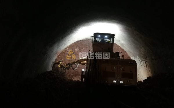 HER51N自钻式管棚超前支护从被动抢险到主动支护