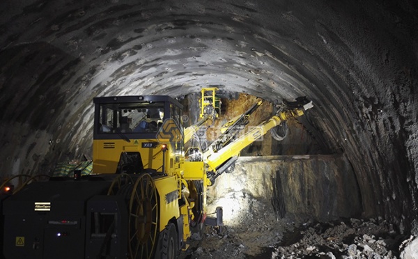 HER51N自钻式管棚超前支护从被动抢险到主动支护