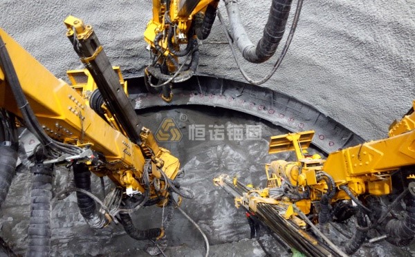 攻克V级破碎围岩难题！郑万高铁隧道自钻式管棚支护效率提升60%