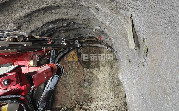 攻克软岩巷道大变形,揭秘支护失效与自钻式锚杆创新方案