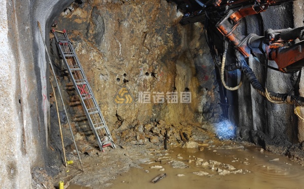 矿山巷道冒顶隐患分析及自钻式锚杆防控技术