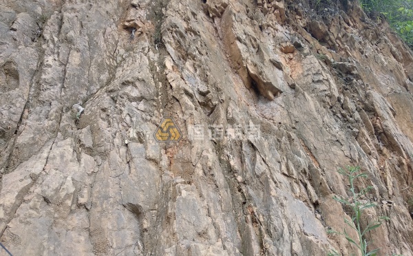 松散及破碎结构岩体的特点