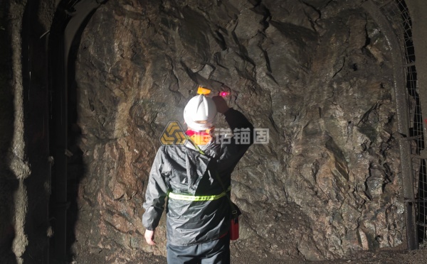 破碎岩层怎么控制超开挖