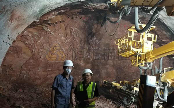 张吉怀铁路丁王隧道自钻式管棚支护项目