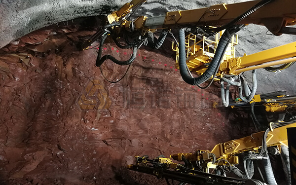 张吉怀铁路丁王隧道自钻式管棚支护项目三臂凿岩台车