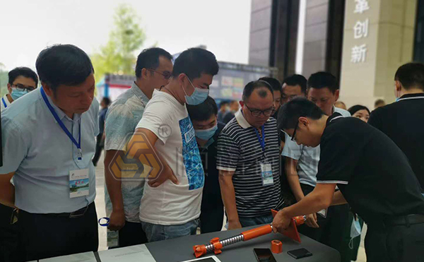 员工为客户介绍恒诺自钻式锚固系统