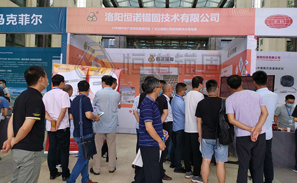 客户参观恒诺自钻式锚固系统展位