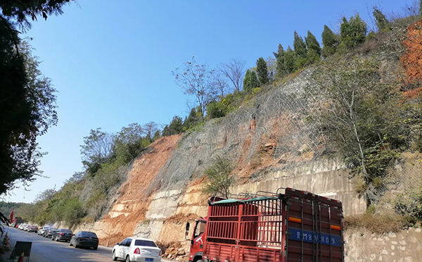 自钻式中空锚杆治理边坡